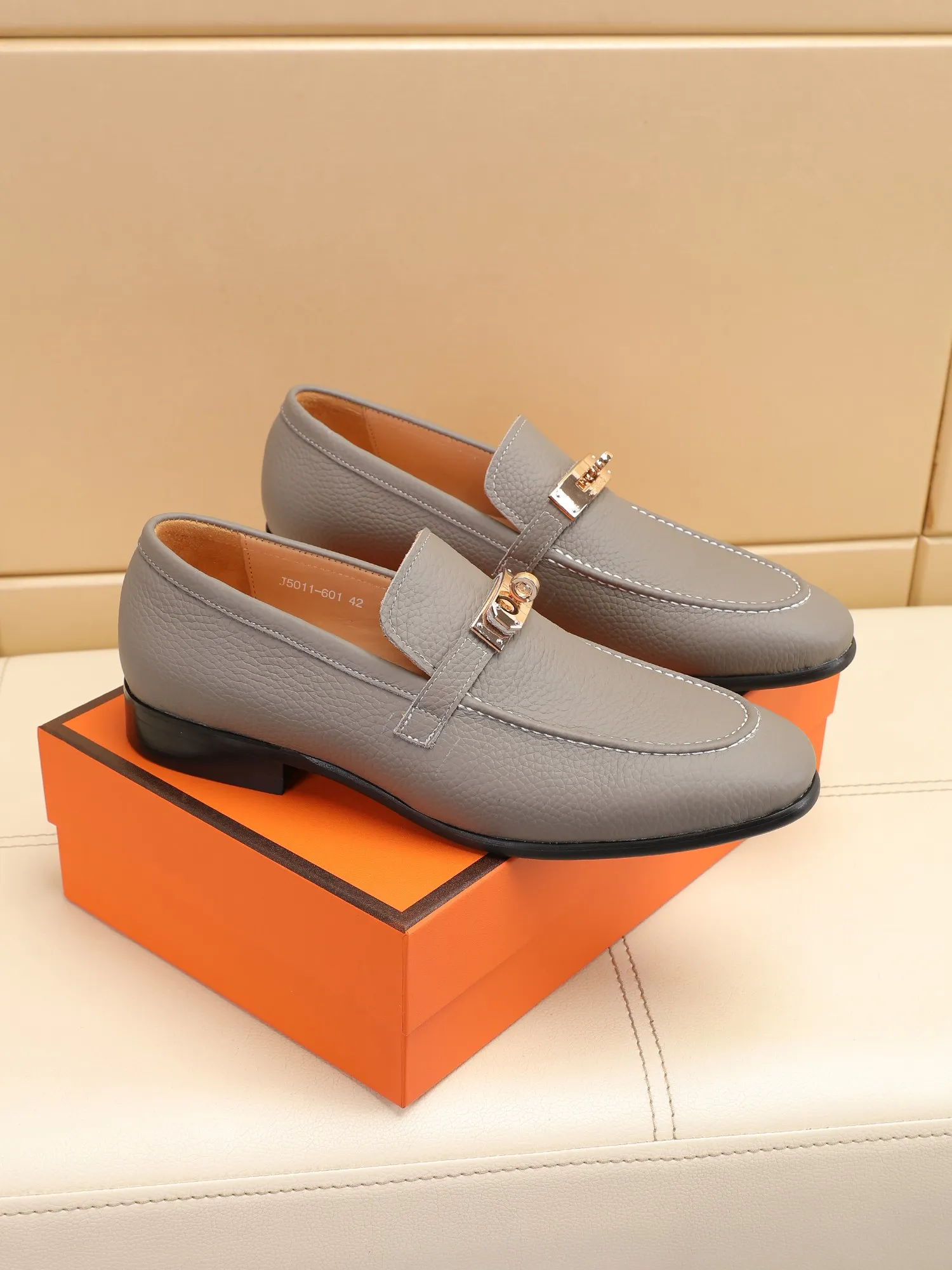 Factory price 440💶[HERMES] (cowhide lining)🍀Italian top luxury🍀He does not pursue novel styles and gorgeous colors, but attracts the favor of successful men with his flawless, elegant and classic style! This very, very comfortable, simple and stable style makes it easy to match any style! The pattern is absolutely 1:1 refined from the original case, and we strive for excellence in materials, imported cowhide + cowhide lining💪💪💪extraordinary texture👍! .Code number: 39 to 44 (38.4546 customized)